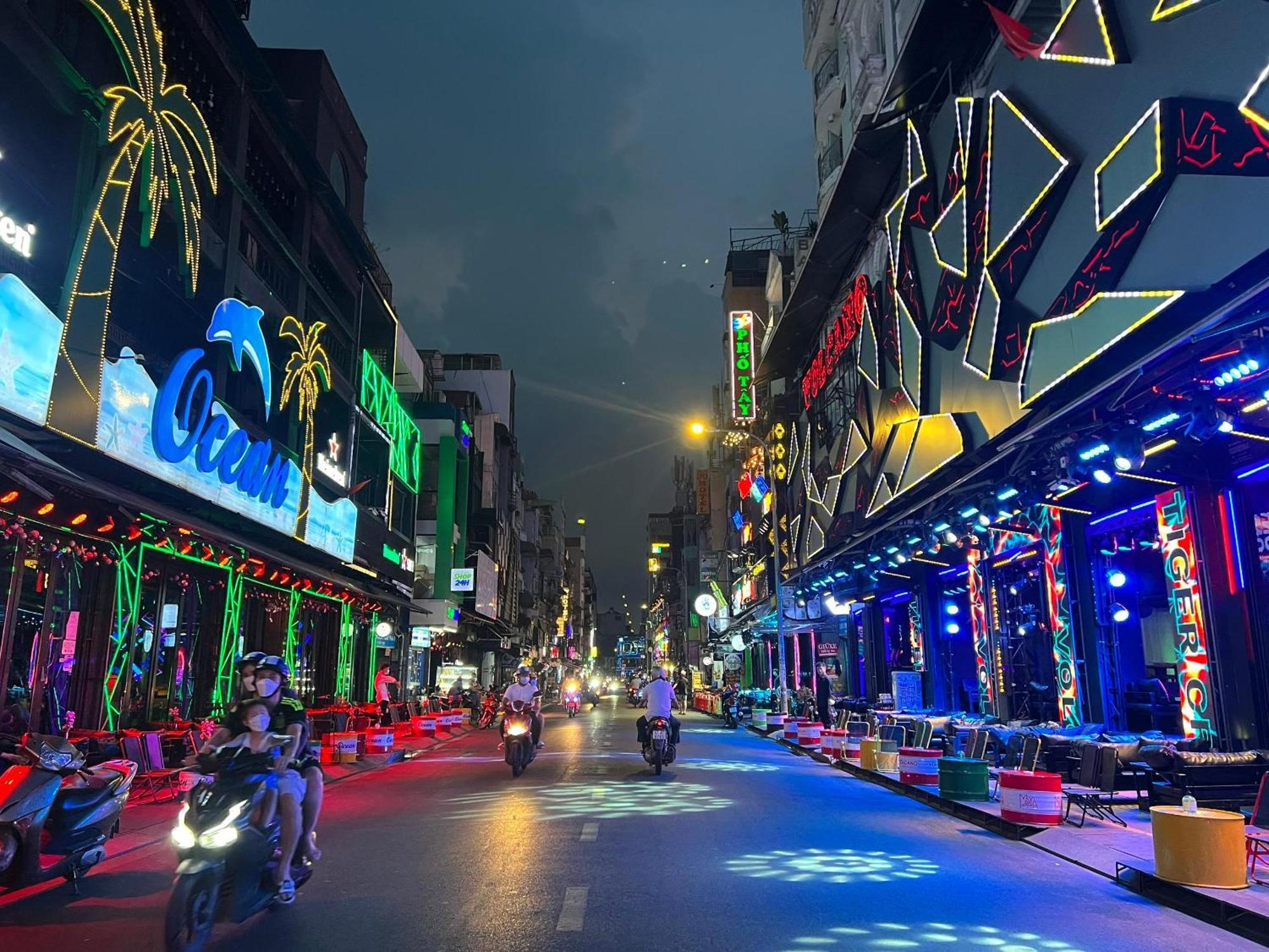 Mint Hotel Bui Vien Q1 Хошимин Экстерьер фото